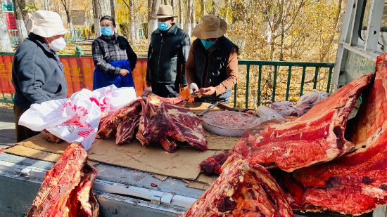 圖為(wei) 市民正在買(mai) 牛肉，本報記者 格桑倫(lun) 珠攝(3737723)-20221201105107(1).jpg