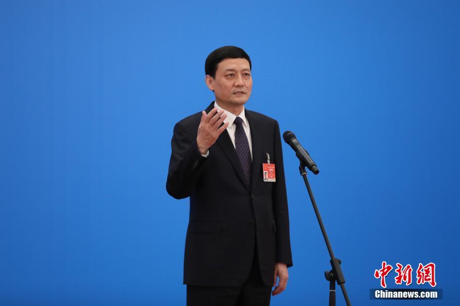 3月8日，第十三屆全國人民代表大會(hui) 第四次會(hui) 議舉(ju) 行第二場“部長通道”采訪活動。圖為(wei) 中國工業(ye) 和信息化部部長肖亞(ya) 慶通過網絡視頻方式接受采訪。 <a target='_blank' href='https://www.chinanews.com/'><p  align=
