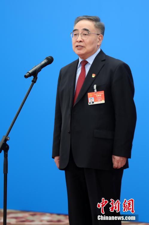 3月8日，第十三屆全國人民代表大會(hui) 第四次會(hui) 議舉(ju) 行第二場“代表通道”采訪活動。圖為(wei) 全國人大代表張伯禮通過網絡視頻方式接受采訪。 <a target='_blank' href='https://www.chinanews.com/'><p  align=