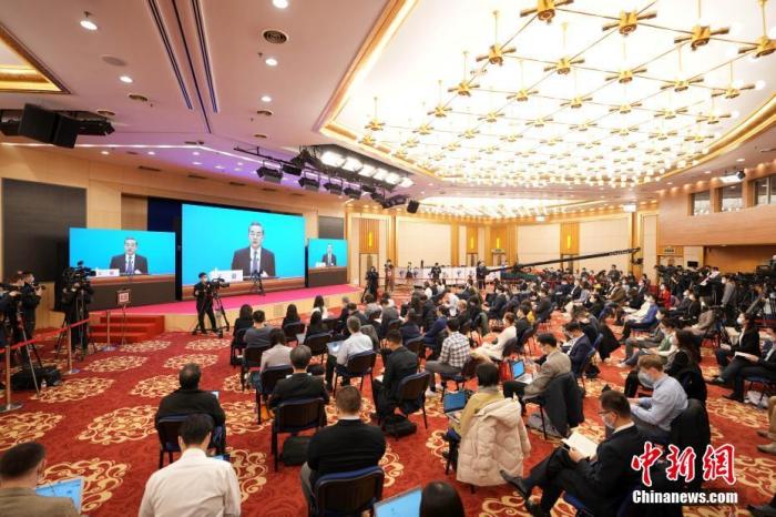 圖為(wei) 記者在梅地亞(ya) 中心多功能廳采訪。<a target='_blank' href='https://www.chinanews.com/'><p  align=
