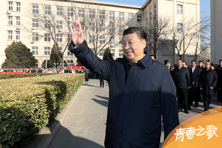 2019年1月17日，習(xi) 近平在天津南開大學向學生揮手致意。