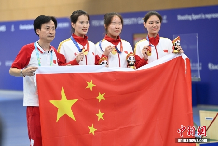 8月1日，第31屆世界大學生夏季運動會(hui) 女子25米手槍團體(ti) 決(jue) 賽在四川成都舉(ju) 行，中國隊獲得冠軍(jun) 。圖為(wei) 中國隊選手熊亞(ya) 瑄(左二)、林雅茜(右二)、王珂怡(右一)等站在領獎台上合影。<a target='_blank' href='https://www.easyfundingllc.com/'><p  align=